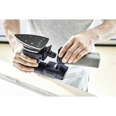 Eine Person montiert einen tragbaren elektrischen Schleifer und befestigt einen rechteckigen Schleifaufsatz, wobei eine Nahaufnahme ihrer Hände zu sehen ist.