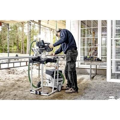 Eine Person, die an einer Baustelle eine Kreissäge bedient und Schutzausrüstung trägt. Sie arbeitet an Holzbalken außerhalb eines Gebäudes.