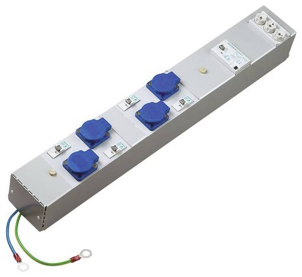 Eine Metallstromverteilungseinheit mit mehreren blauen Steckdosen, Leitungsschutzschaltern und farbigen Kabeln für elektrische Anschlüsse.