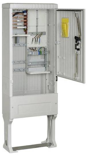 Ein offenes Elektroverteilerschrank, der Verkabelung, Leiterplatten und Steckplätze für Komponenten zeigt. Der Schrank steht aufrecht mit leicht geöffneter Tür.