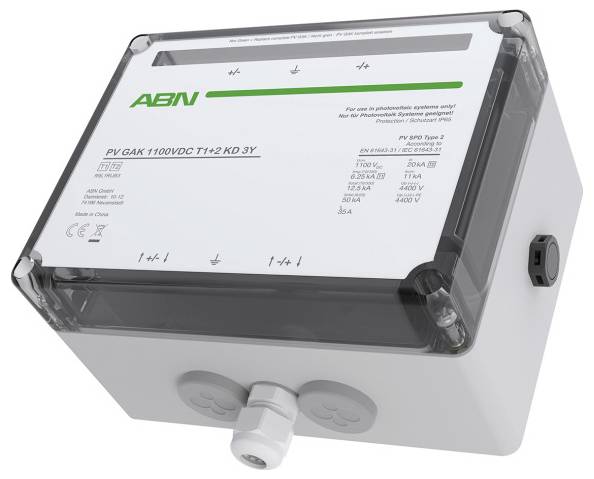 Eine weiße elektrische Verteilerdose mit transparentem Deckel, auf dessen Etikett "PV 6AK 1100VDC T1+2 KD 3Y" steht, mit ABN-Markierung.