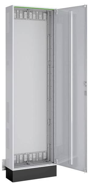 Ein offener hoher Metallschaltschrank mit sichtbarem Innengerüst, Scharnieren und einer teilweise transparenten Tür, bereit für die Ausrüstungsinstallation.