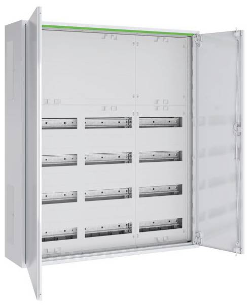 Eine offene, weiße Elektroverteilertafel mit mehreren horizontalen Schlitzen in einem Rastermusters für Sicherungsautomaten; die Tür auf der rechten Seite ist geöffnet.