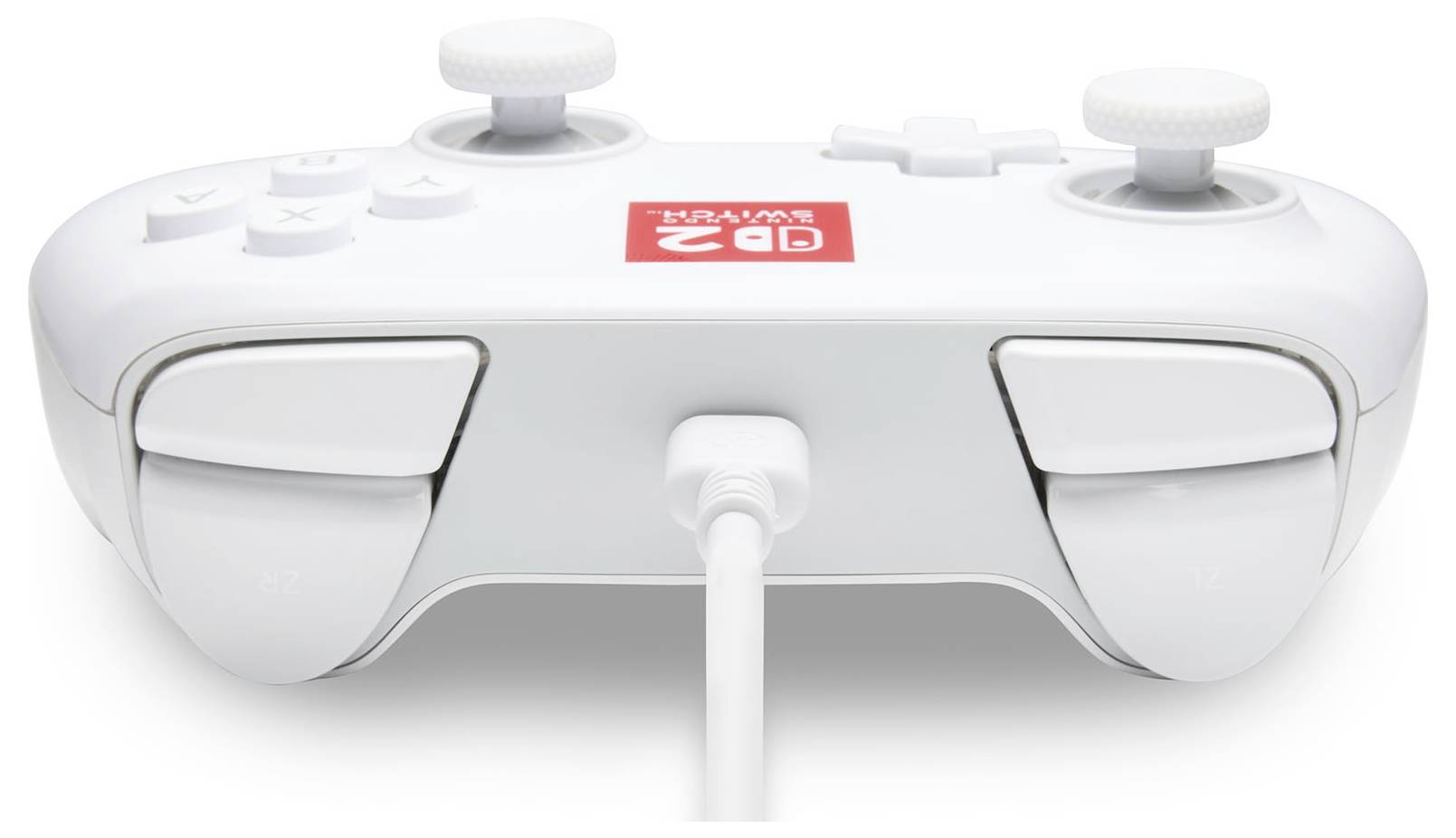 Ein weißer Gamecontroller, von unten betrachtet, mit sichtbaren Tasten und angeschlossenem Ladekabel.