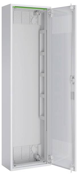 Ein hoher, offener, weißer Elektroschrank mit einer transparenten Tür, der interne Fächer und Verdrahtungsbereiche zur Kabelorganisation zeigt.
