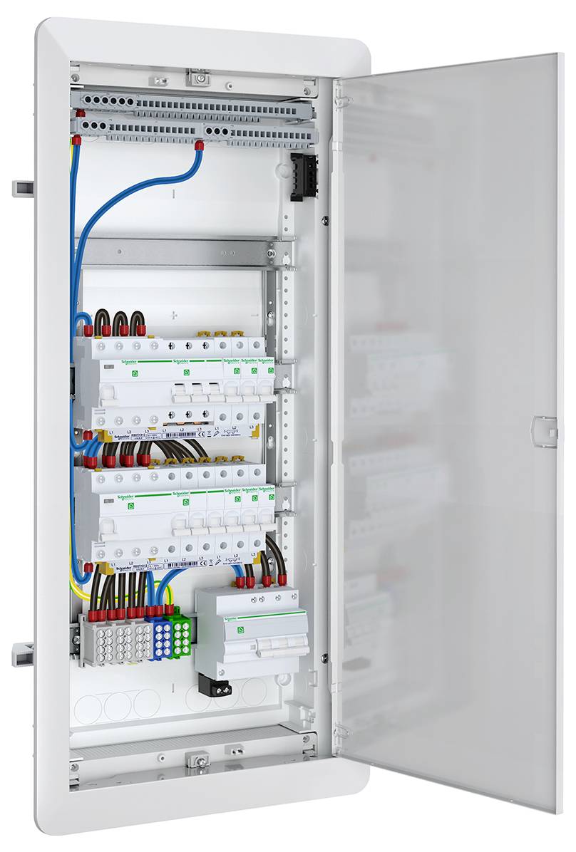 Geöffnetes Elektroverteilerpanel mit Leitungsschutzschaltern, Verdrahtung und Klemmenblöcken in einem wandmontierten Schrank mit offener Tür.