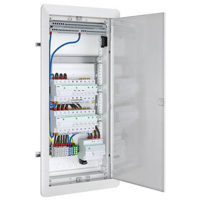 Geöffnetes Elektroverteilerpanel mit Leitungsschutzschaltern, Verdrahtung und Klemmenblöcken in einem wandmontierten Schrank mit offener Tür.
