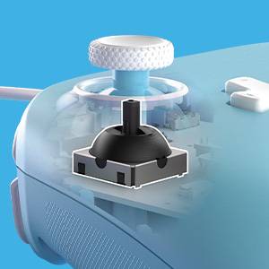 Das Bild zeigt eine Nahaufnahme eines Joystick-Moduls eines Spielcontrollers mit sichtbaren Innenkomponenten, wobei ein mechanisches Teil hervorgehoben wird.