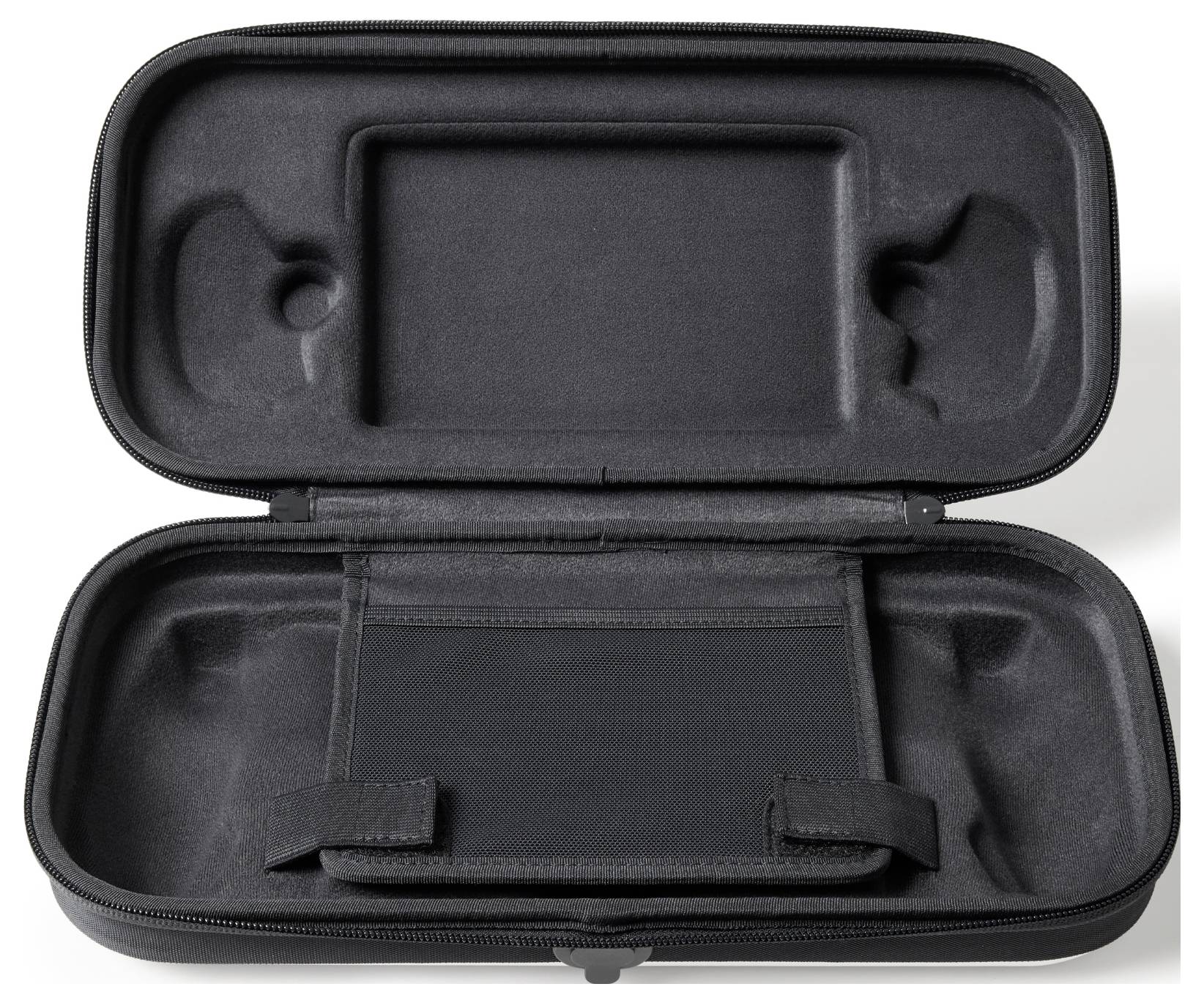 Ein schwarzes, offenes Hartschalengehäuse mit Fächern und einer gepolsterten Klappe, das entwickelt wurde, um ein kleines elektronisches Gerät sicher zu lagern und zu transportieren.