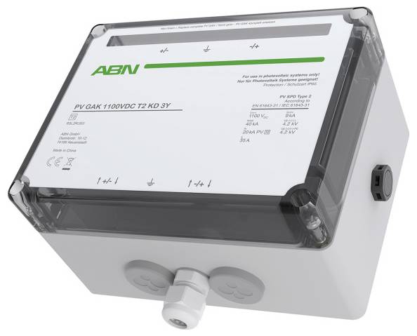 Eine graue elektrische Verteilerdose mit der Aufschrift "ABN", speziell für Photovoltaikanlagen konzipiert, mit transparentem Deckel, die Anschlüsse und Schaltungselemente beherbergt.