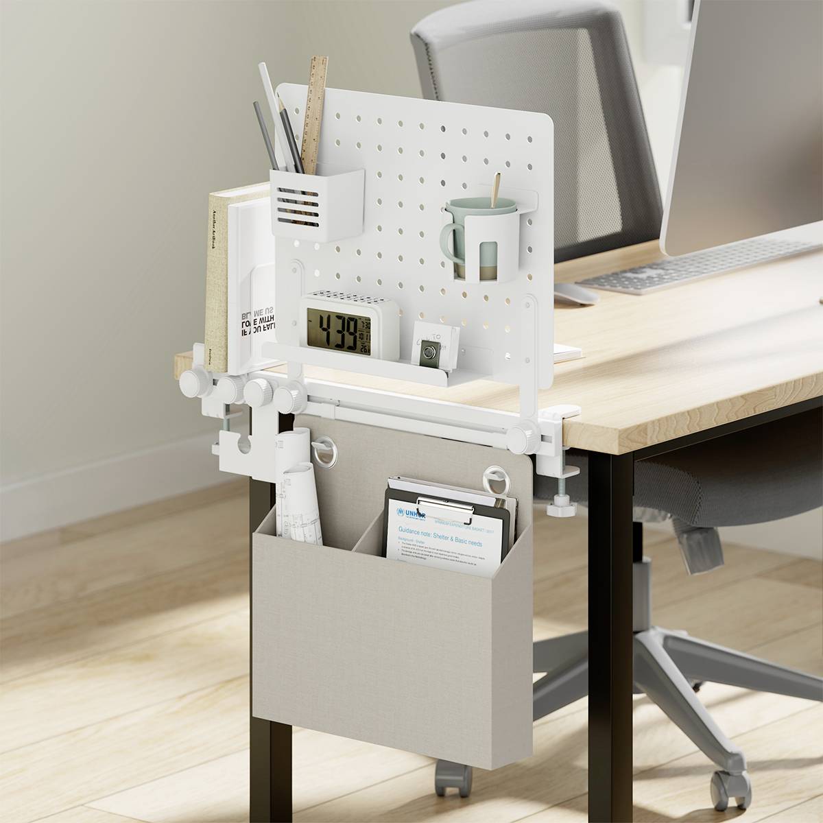Schreibtischeinrichtung mit einem seitlich angebrachten Organizer, der Schreibwaren, eine Uhr, eine Tasse und Bücher enthält. Bürostuhl und Schreibtisch sind im Hintergrund sichtbar.