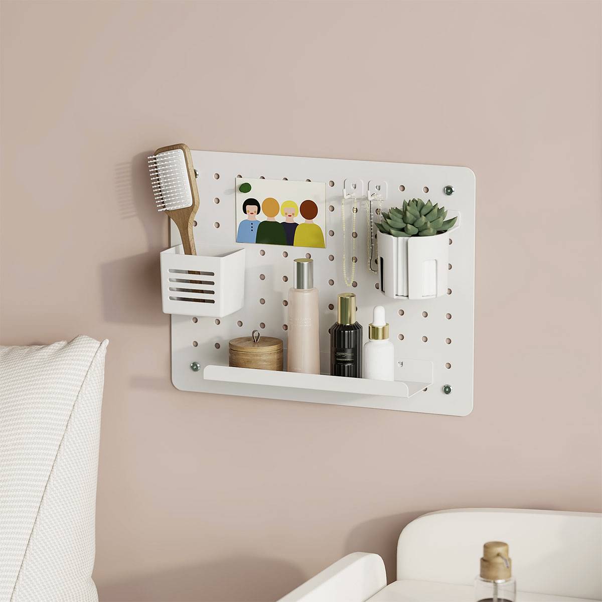 Ein an der Wand befestigter Organizer hält eine Bürste, Flaschen und eine kleine Pflanze. Er befindet sich über einem Sofa und verbessert die Organisation und Dekoration in einem Wohnbereich.