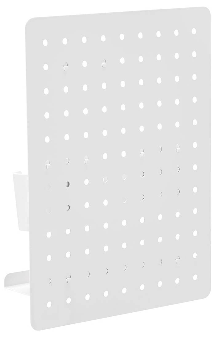 Eine weiße gelochte Tafel mit mehreren gleichmäßig verteilten Löchern ist vertikal montiert und an einem einfachen Ständer mit einem kleinen Behälter befestigt.