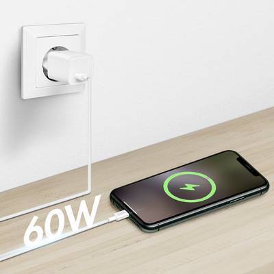 Ein Smartphone, das mit einem 60-W-Netzteil an eine Steckdose angeschlossen wird, mit einem Ladesymbol auf dem Bildschirm, auf einer Holzoberfläche platziert.
