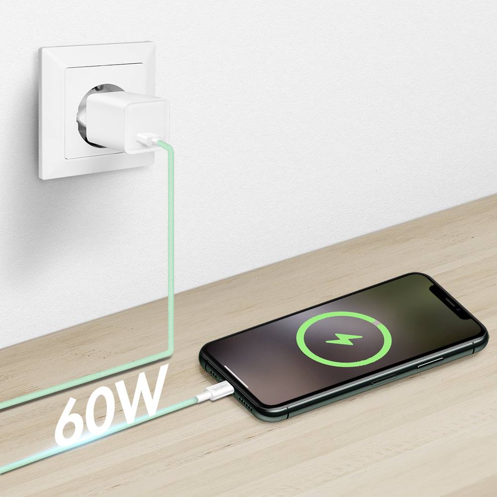 Ein Smartphone, das auf einer Holzoberfläche lädt und über ein Kabel mit der Bezeichnung ‚60W' an eine Steckdose angeschlossen ist, was auf eine Schnellladefähigkeit hinweist.