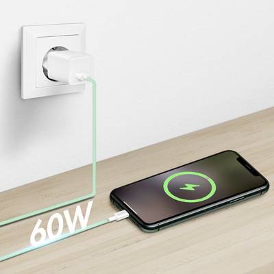 Ein Smartphone, das auf einer Holzoberfläche lädt und über ein Kabel mit der Bezeichnung ‚60W' an eine Steckdose angeschlossen ist, was auf eine Schnellladefähigkeit hinweist.