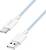Ein blaues USB-C zu USB-A Kabel mit weißen Steckern.