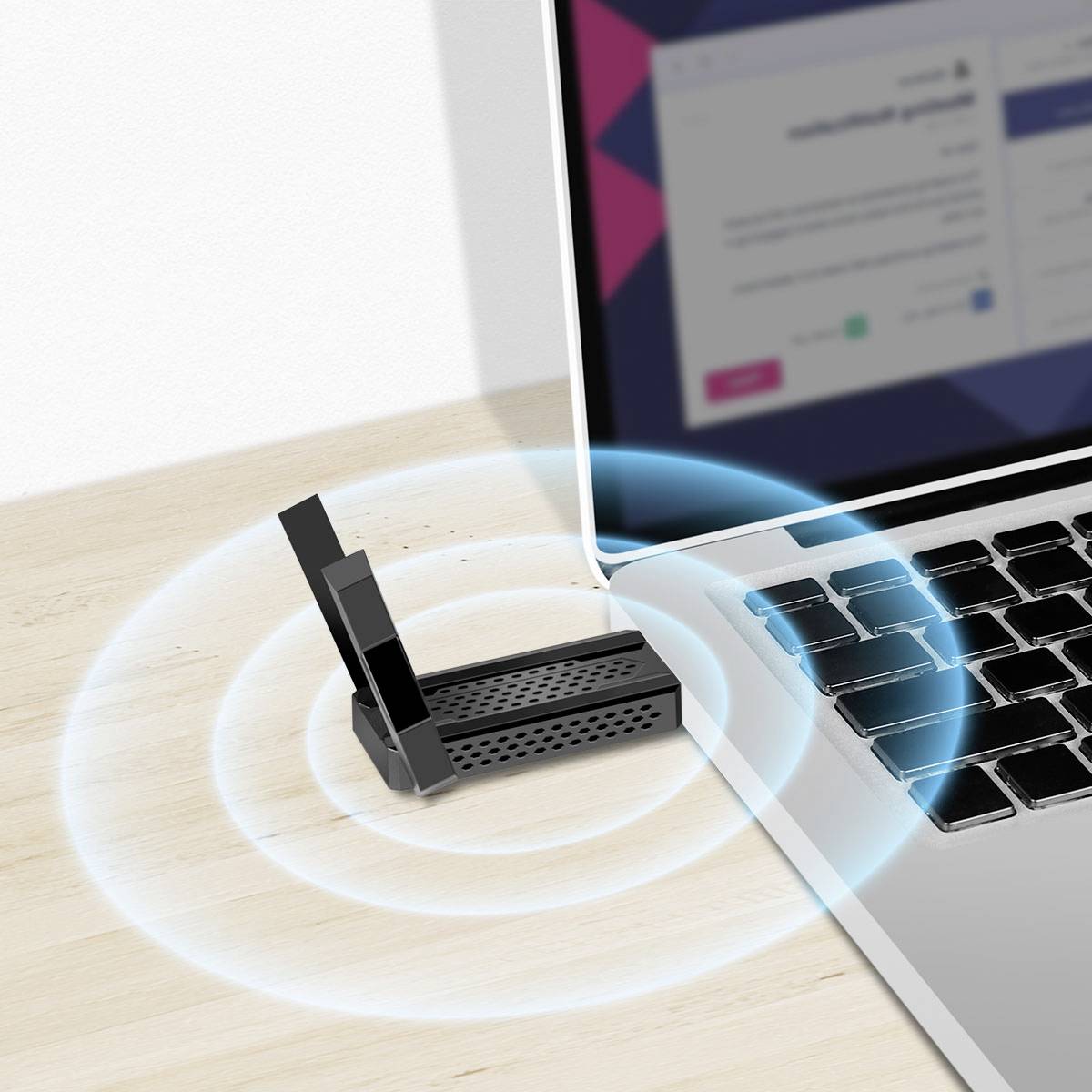 Ein USB-Adapter ist in einen Laptop an einem Holzschreibtisch eingesteckt und sendet drahtlose Signale. Der Laptop-Bildschirm zeigt eine Webseite an.