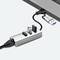 USB-Hub, der mit einem Laptop verbunden ist und mehrere angeschlossene Geräte aufweist: ein Ethernet-Kabel, eine microSD-Karte und einen USB-Stick.
