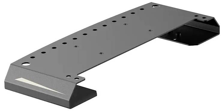 Eine flache, schwarze Metallhalterung mit mehreren Löchern und kantig zulaufenden Kanten, entwickelt zum Befestigen oder Unterstützen von Komponenten, auf einem weißen Hintergrund dargestellt.