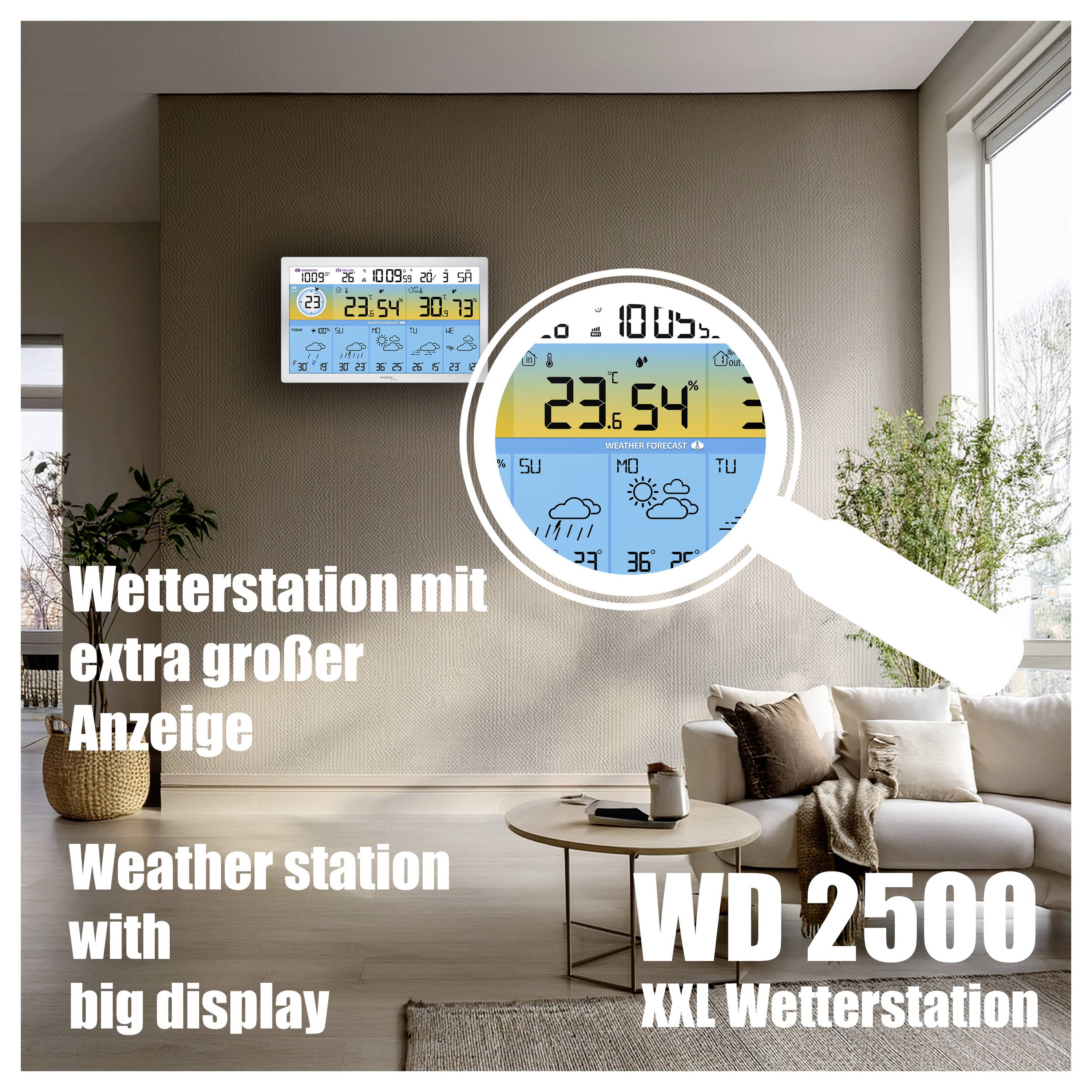Werbebild einer WD 2500 XXL Wetterstation mit großem Display, das 23,54° und Wettersymbole anzeigt, in einem modernen Wohnzimmer.