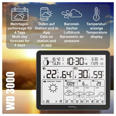 Eine digitale Wetterstation zeigt eine 4-Tage-Wettervorhersage in mehreren Sprachen, Temperatur und Luftdruck vor einem sonnigen Hintergrund.