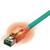 Ein Ethernet-Kabel mit einem leuchtend orangefarbenen Stecker, der eine aktive Netzwerkverbindung signalisiert.