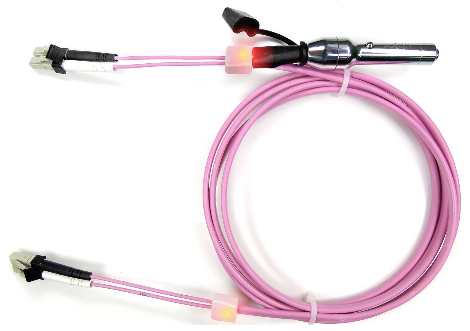 Ein rosa Glasfasernetzwerkkabel mit Anschlüssen an beiden Enden und Schutzkappen. Verwendet für hochgeschwindigkeiten Datenübertragung in Netzwerken.