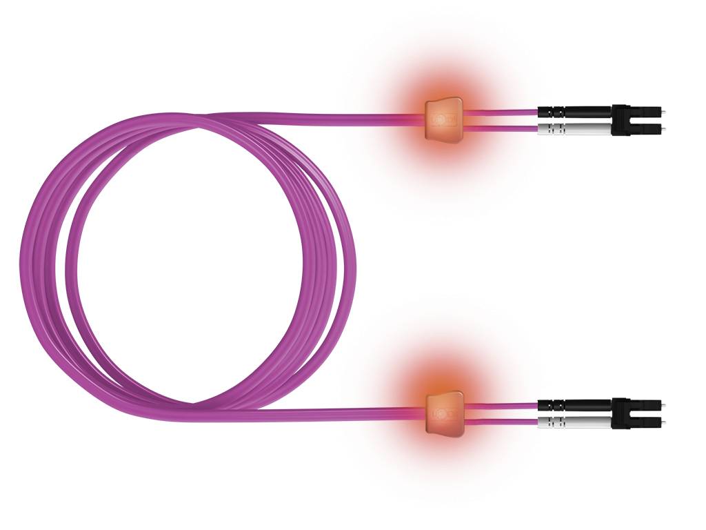 Ein gewickeltes rosa Glasfaserkabel mit orange leuchtenden Anschlüssen an beiden Enden.