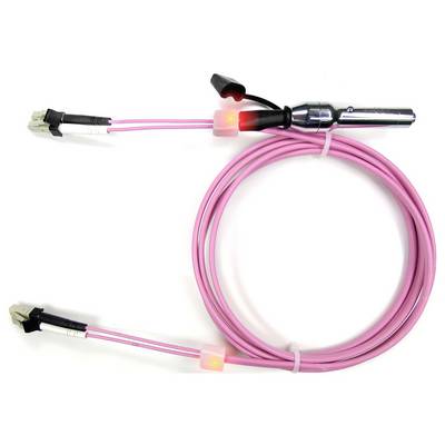 Ein rosa Glasfaserkabel mit zwei Anschlüssen an den Enden, das für hochgeschwindigkeits Datentransfer in Netzwerkgeräten verwendet wird.