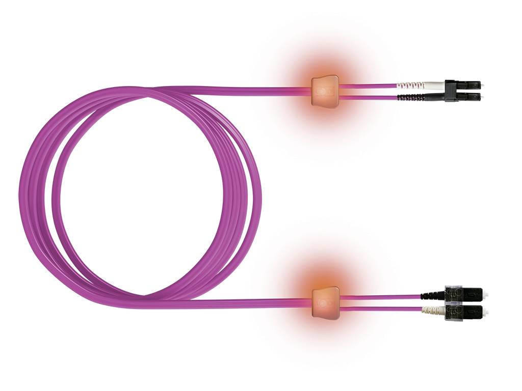 Ein rosa Glasfaserkabel mit leuchtenden Anschlüssen an jedem Ende, was auf aktive Datenübertragung oder Stromfluss hindeutet.