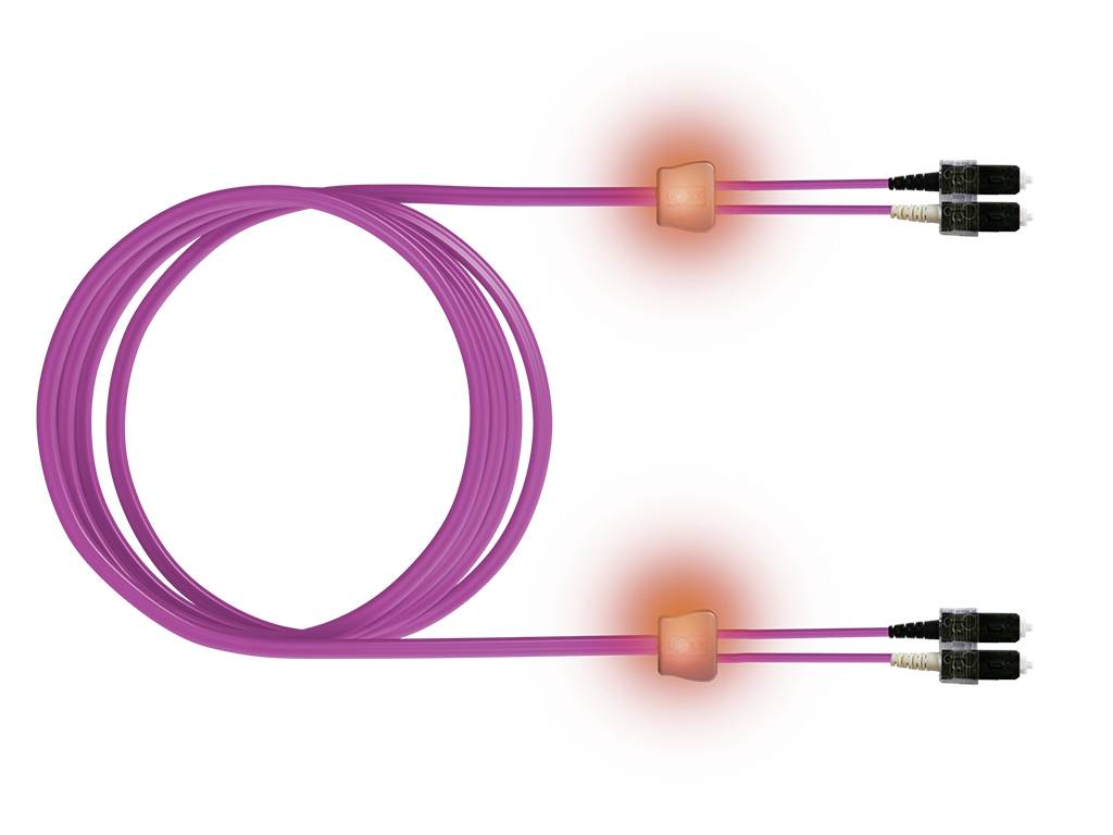 Ein gewickeltes rosa Glasfaserkabel mit Anschlüssen an beiden Enden, wobei orangefarbene Abschnitte in der Nähe der Anschlüsse eine aktive Datenübertragung anzeigen.