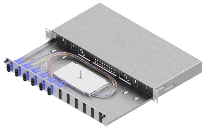 Glasfaser-Patchpanel mit angeschlossenen Kabeln, ausgestattet mit einem Rack-Einbaudesign, einer Frontplatte für Anschlüsse und einer offenen Schublade, die die interne Verkabelung zeigt.
