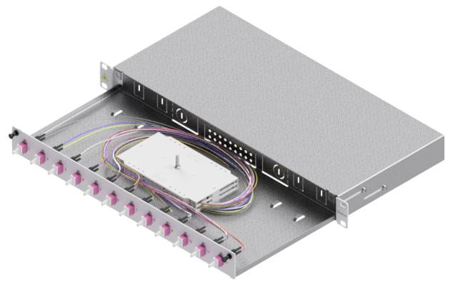 Ein metallisches Rack-mountables Glasfaser-Patchfeld mit mehreren rosa Anschlüssen und farbigen Kabeln wird gezeigt, das einen Netzwerkverbindungsaufbau darstellt.