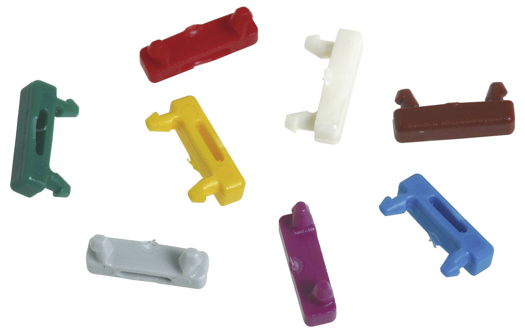 Bunte kleine Plastikstücke, die auf einem einfarbigen Hintergrund verstreut sind.
