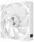 Ein weißer Kühlventilator mit mehreren Rotorblättern und einem quadratischen Rahmen, der einen Vier-Pin-Stromanschluss zeigt. Die Worte 'Empowering Possibilities' befinden sich auf der zentralen Nabe.