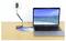 Ein Laptop steht auf einem Schreibtisch und zeigt eine Strandszene. Er ist mit einem Netzteil verbunden, das in eine Wandsteckdose eingesteckt ist und mit '100W' für die Ladeleistung gekennzeichnet ist.