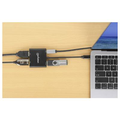 Ein USB-C-Hub, der an einen Laptop angeschlossen ist und mehrere genutzte Anschlüsse zeigt, darunter HDMI-, USB- und Ethernet-Verbindungen auf einer Holzoberfläche.