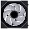 Ein Computerlüfter mit neun weißen Lüfterblättern, die in einen schwarzen quadratischen Rahmen eingesetzt sind und dazu dienen, Wärme von Computerkomponenten abzuleiten.