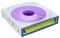 Ein quadratischer weißer Kühlventilator mit einem leuchtend violetten Zentrum, umgeben von blauen und gelben Akzenten.