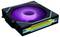 Ein quadratischer RGB-Computerlüfter mit einem leuchtend violetten Zentrum und blauen sowie gelben Akzenten am Rahmen.