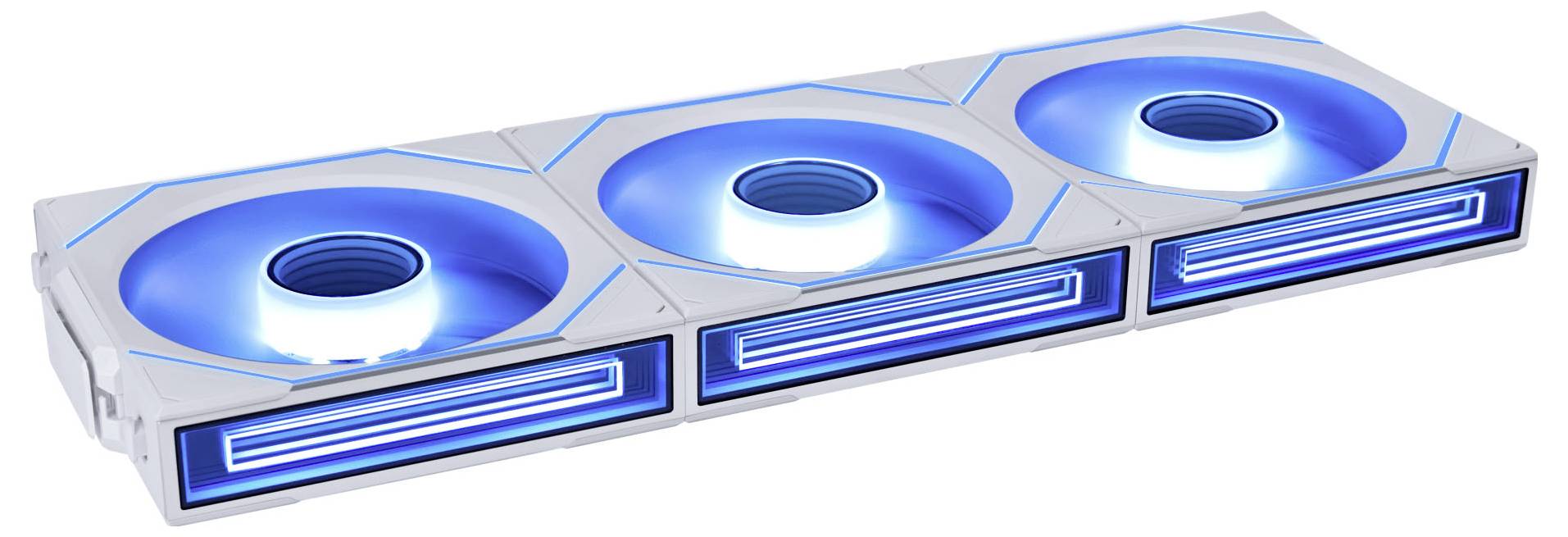 Eine Computerkühlkomponente mit drei kreisförmigen, blau beleuchteten Lüftern, die horizontal auf einem schlanken, weißen rechteckigen Gehäuse angeordnet sind.
