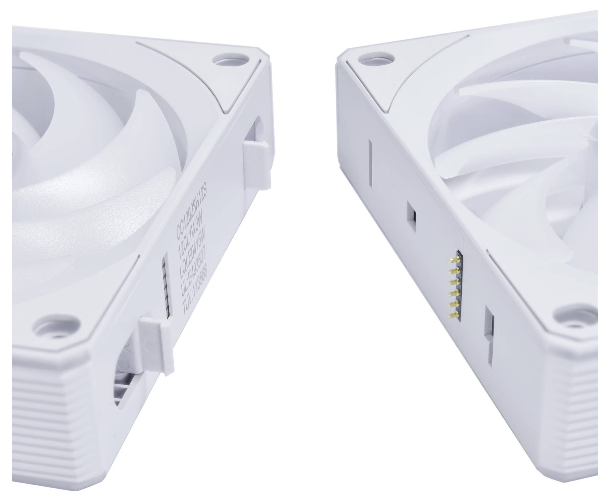 Zwei weiße Computer-Kühlventilatoren mit einem dreieckigen Rahmen werden gezeigt. Ein Lüfter verfügt über einen Anschluss mit mehreren Pins, während der andere einen entsprechenden Schlitz aufweist.