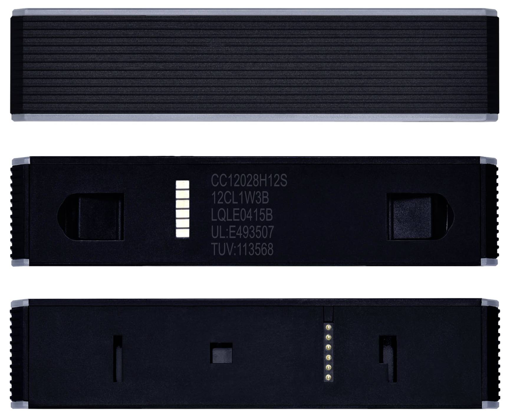 Drei Ansichten eines schwarzen elektronischen Geräts mit Anschlüssen und Seriennummern auf einer Seite. Ober- und Unterseite haben eine geriffelte Textur.