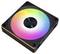 Ein quadratischer Computerlüfter mit RGB-Beleuchtung, der einen Farbverlauf mit Gelb, Grün, Blau, Rosa und Weiß zeigt.