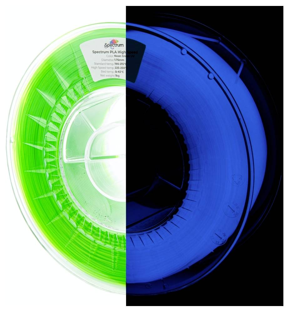 Zwei Hälften einer 3D-Druckerfilamentspule; die linke Hälfte leuchtet unter normalem Licht grün, die rechte Hälfte leuchtet unter UV-Licht blau.