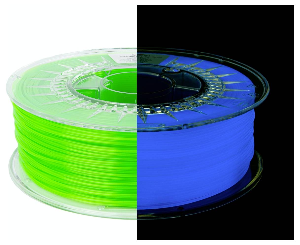 Eine Rolle 3D-Druckerfilament wird in zwei Hälften gezeigt: links leuchtend hellgrün und rechts im Dunkeln leuchtend blau.