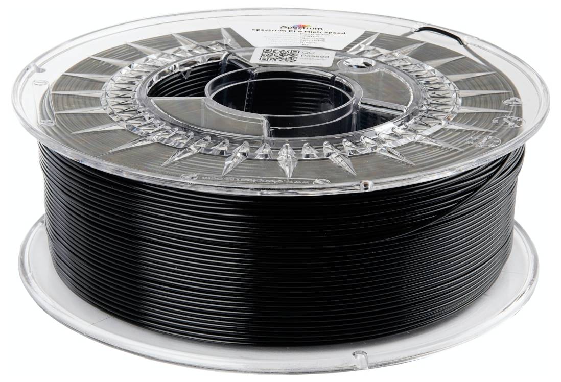 Eine Spule schwarzes 3D-Druckerfilament mit einer transparenten Plastikummantelung, das sich sauber um die zentrale Nabe gewickelt befindet.