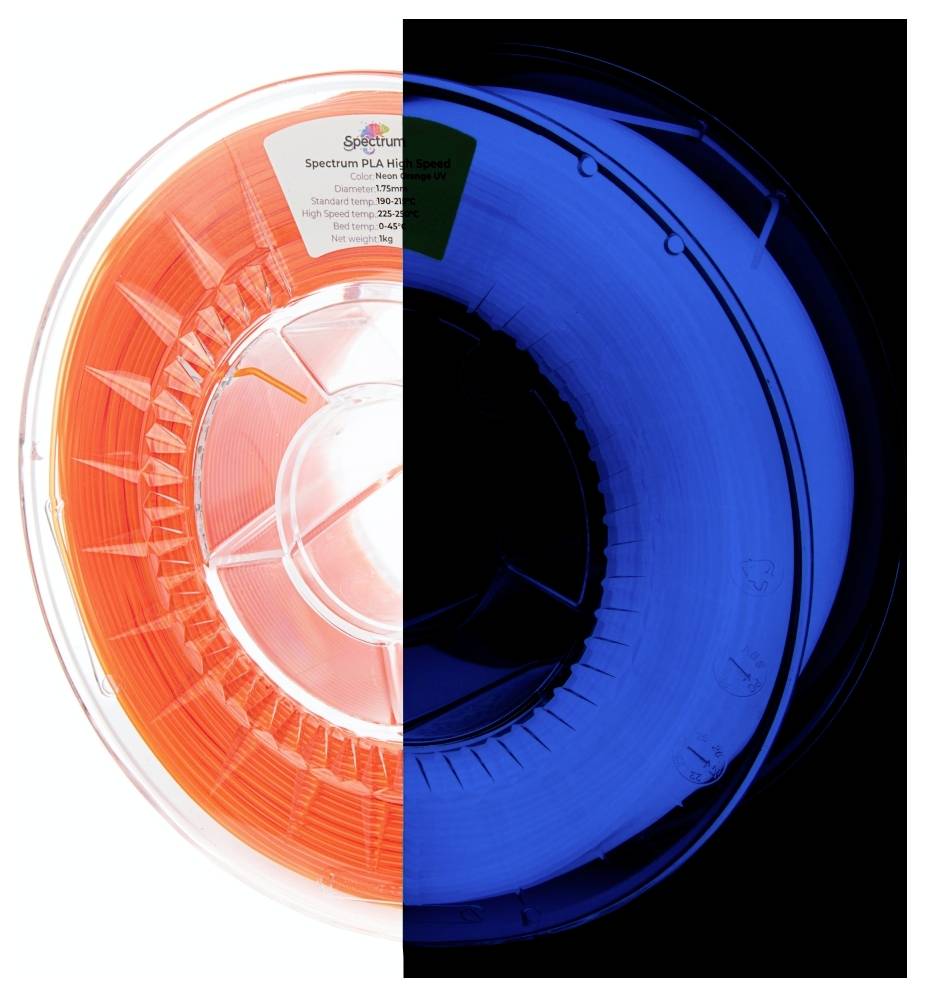 Eine Rolle mit 3D-Druckfilament, zur Hälfte in normaler Beleuchtung gezeigt, die ihre orangefarbene Farbe offenbart, und zur Hälfte in blau getönter Beleuchtung für Kontrast.