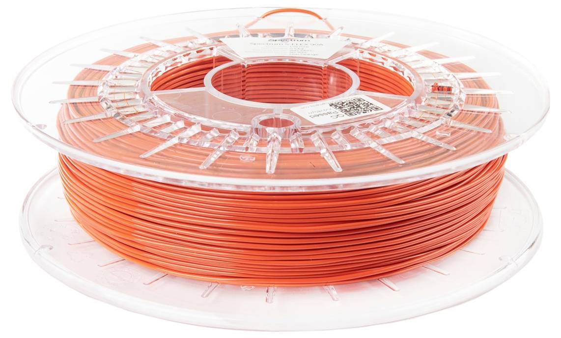Eine durchsichtige Spule enthält eine Rolle aus leuchtend orangefarbenem Filament für den 3D-Druck. Die Oberseite der Spule trägt ein Etikett mit Text und einem QR-Code.
